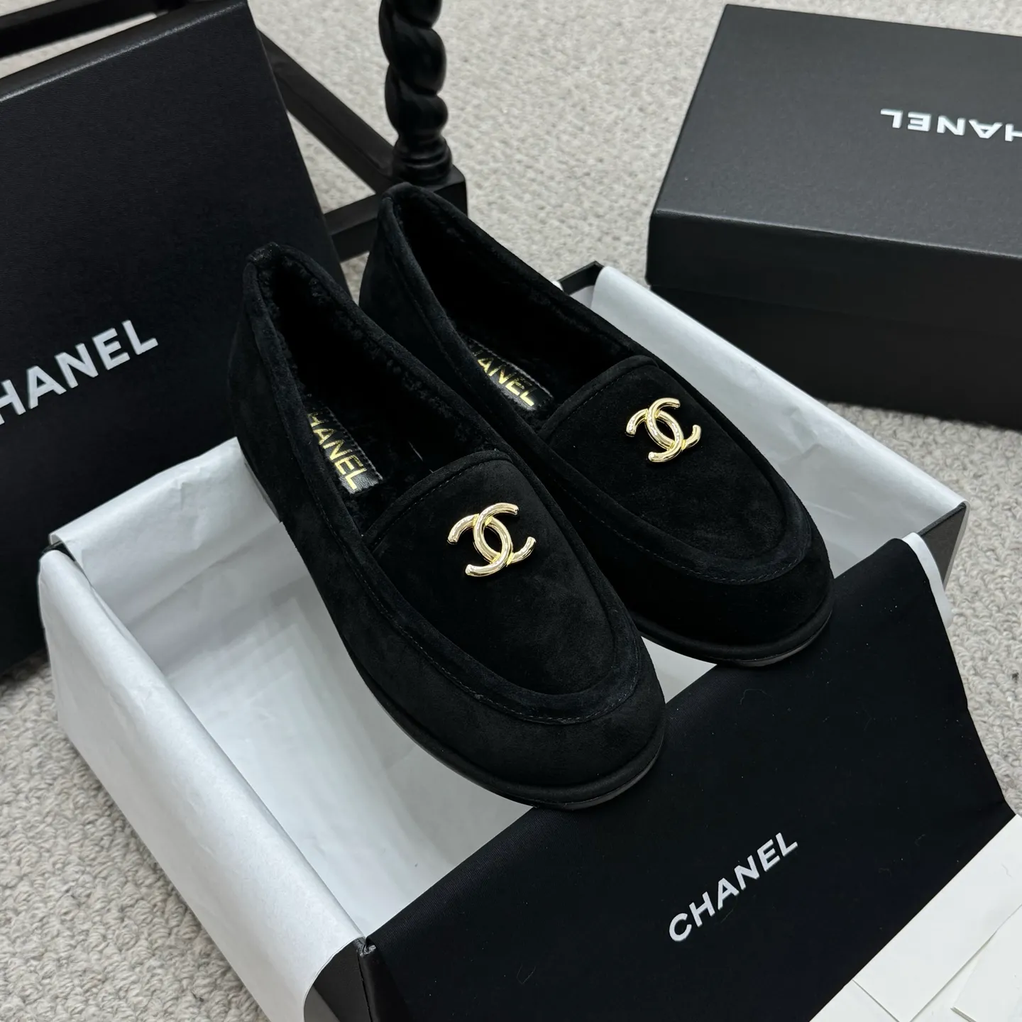 👟👟Ex-factory price 600👟👟 Classic model 🇨🇳ChaneL 25K Teddy fur loafers Simple and high-end design, super versatile! Double C logo embellishment! Imported suede has the texture of natural animal leather visible to the naked eye! The top version is stress-free when entering and exiting the cabinet. It has a bookish texture on the feet and feels great on the feet. Versatile item. ✅Upper: Customized imported suede. ✅Inner lining: imported lamb wool. ✅Outsole: imported genuine leather. ✅Size: 35-40. ✅Comes with a full set of packaging.